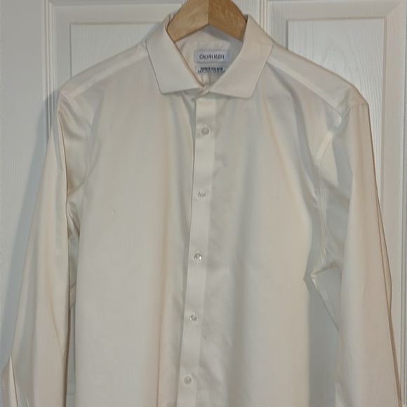 Calvin Klein Slim fit, infinite non-iron Ivory Shirt, Large - Picture 2 of 7